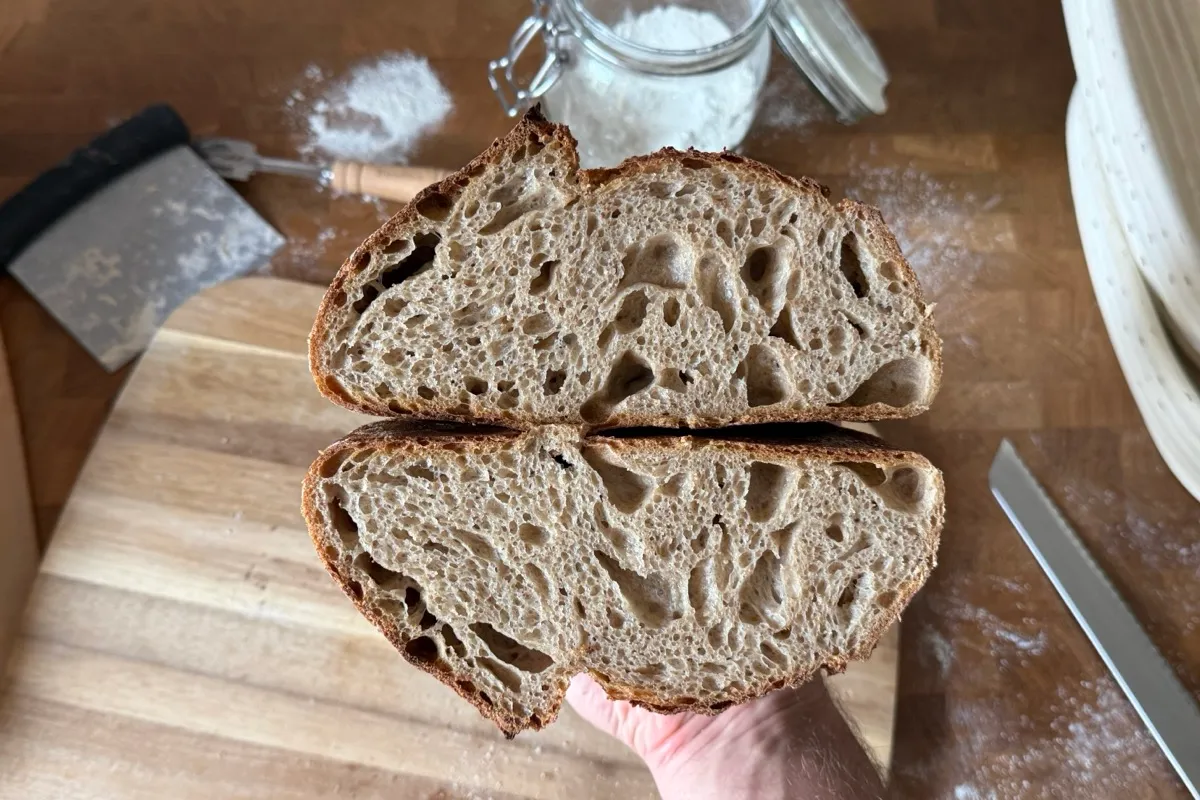 Close-up van open broodkruim — wat de tijd met het deeg heeft gedaan.